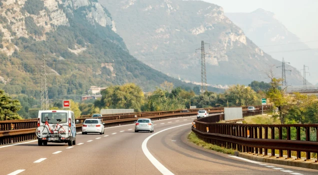 Mit dem Auto von Italien nach Kroatien reisen: Routen, Fähren und Visainformationen
