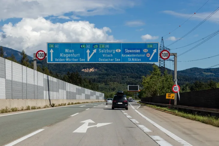 Als je door de tunnel naar het noorden rijdt, zul je aan de andere kant bereiken Villach in Oostenrijk.