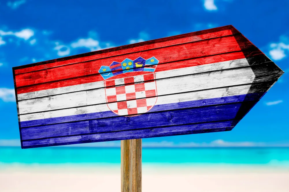 Chorvátska drevená vlajka s plážou - označuje Chorvátsko ako obľúbenú turistickú destináciu