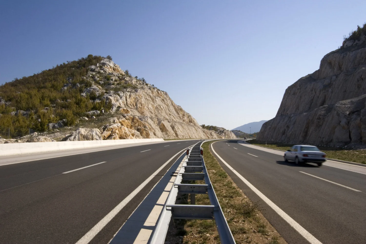 Chorvátske diaľnice sú známe svojimi vysokými rýchlostnými limitmi. Diaľničný limit v Chorvátsku je 130 km/h.