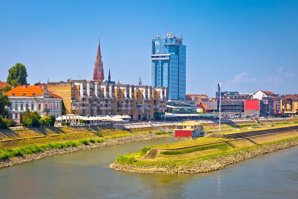 Dravafloden rinner förbi staden Osijek