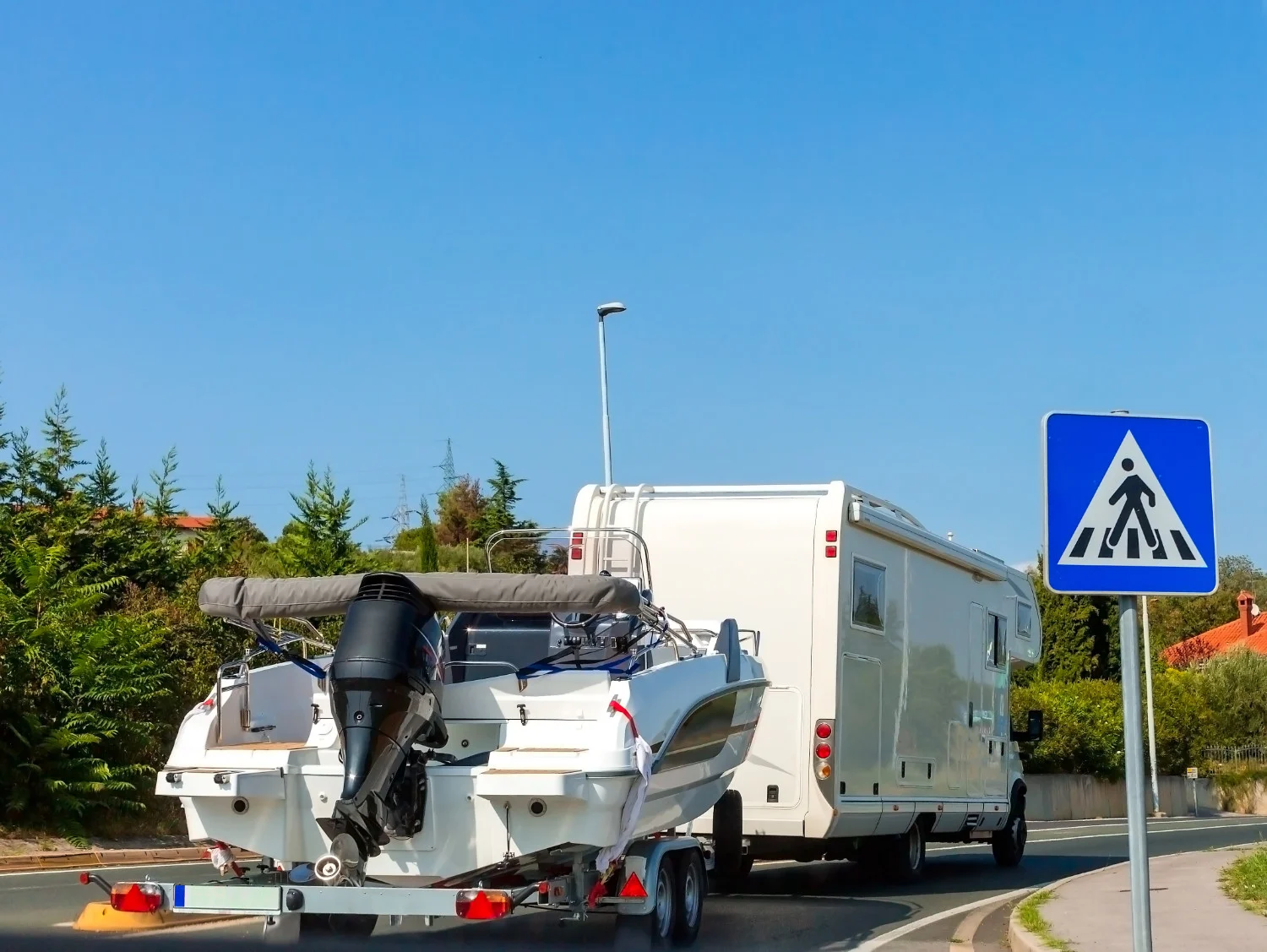 Jos vedät perävaunua, Kroatiassa sovelletaan alennettua nopeusrajoitusta, joka on 90 km/h moottoriteillä ja 80 km/h maaseututeillä.