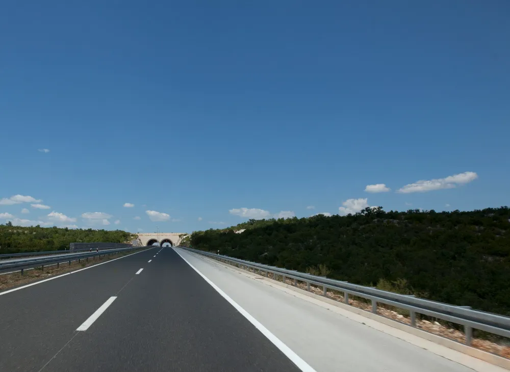 Die Autocesta A6 ist eine wichtige Autobahn in Kroatien, die von Bosiljevo bis zur Küstenstadt Rijeka führt.