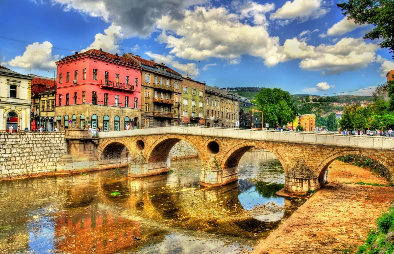 Slikovito Sarajevo je od večine mejnih prehodov oddaljeno le nekaj minut vožnje.