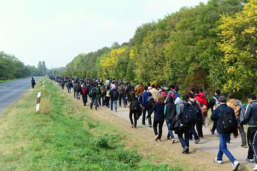 Pakolaiset lähtevät Unkarista kävellen