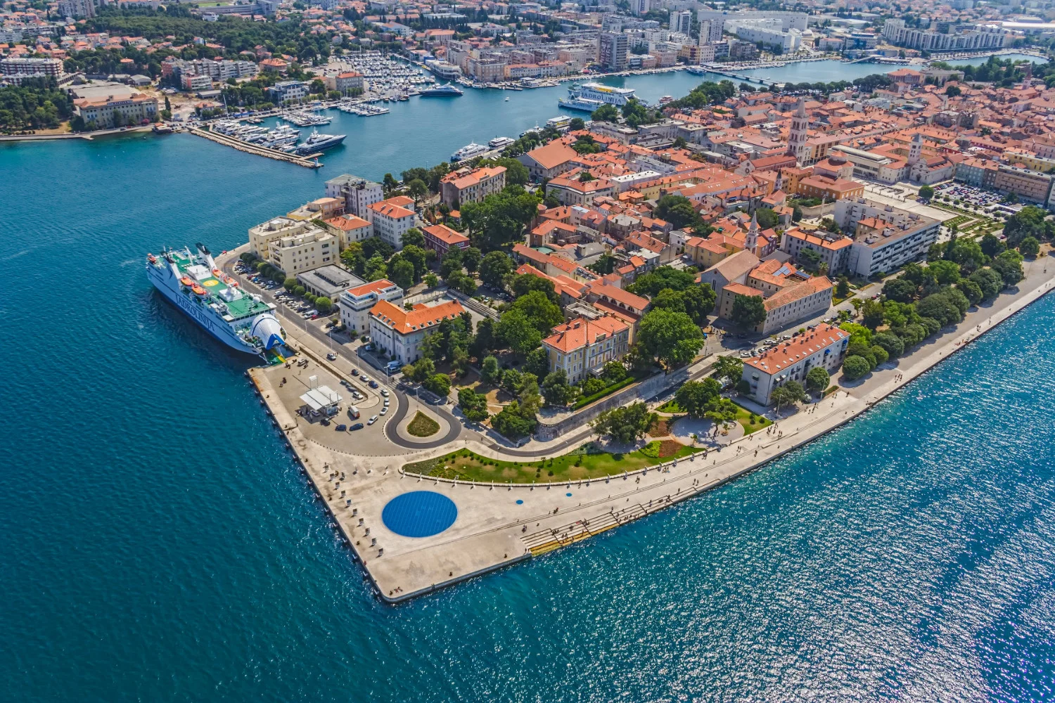 Widok z lotu ptaka na Zadar – popularny cel podroży na wybrzeżu chorwackim.